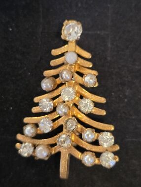 Vtg Austrian Gold-Tone Christmas Tree Brooch Clear Rhinestones Faux Pearls READ